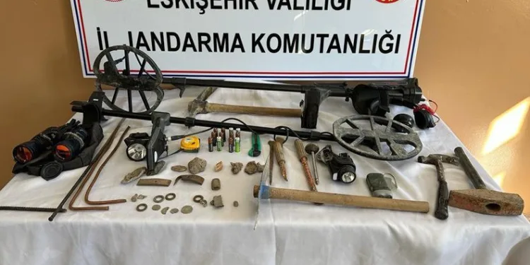 Eskişehir’de kaçak kazı yaparken yakalandılar