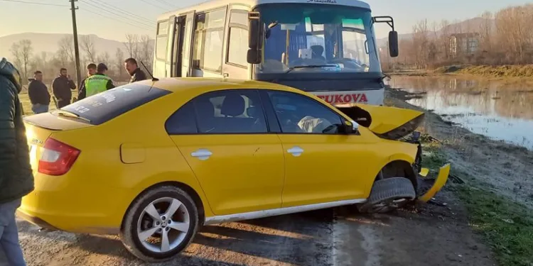 Öğrenci servisiyle taksi çarpıştı: 8 yaralı