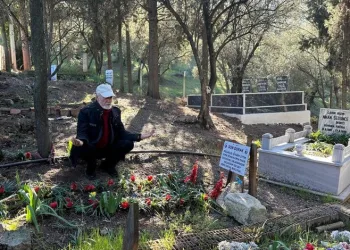 Ölmeden yaptırdığı mezarında her gün dua ediyor