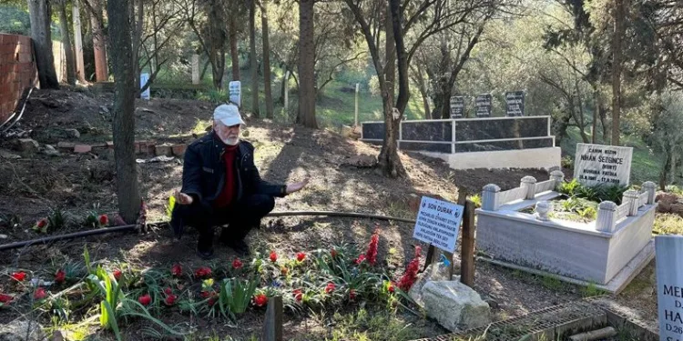 Ölmeden yaptırdığı mezarında her gün dua ediyor