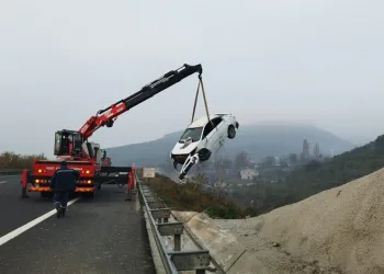 Bursa’da otomobil şarampole uçtu: 4 yaralı