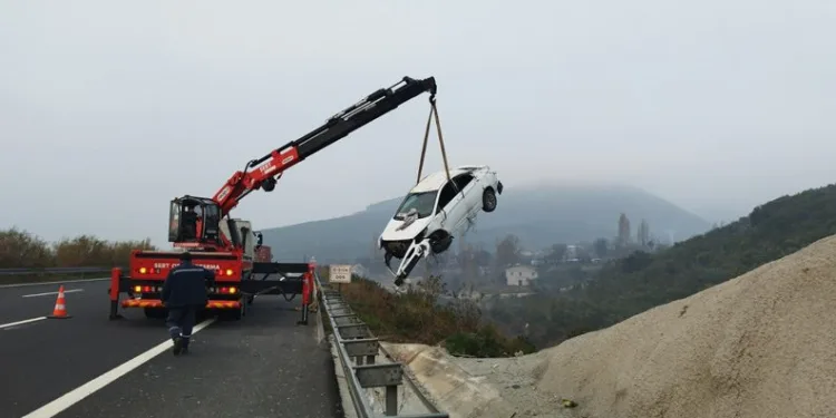 Bursa’da otomobil şarampole uçtu: 4 yaralı