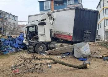 Bursa’da virajı alamayan TIR evin bahçesine girdi