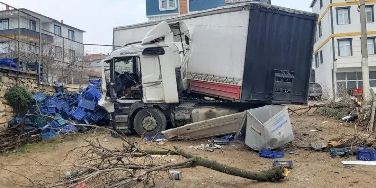 Bursa’da virajı alamayan TIR evin bahçesine girdi