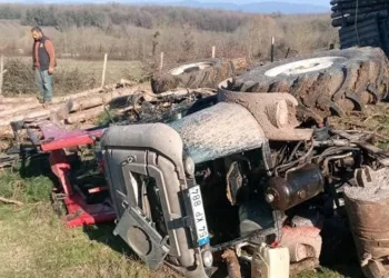 Sakarya’da devrilen traktörün altına kaldı
