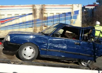 Ordu’da TIR’ın çarptığı otomobil hurdaya döndü