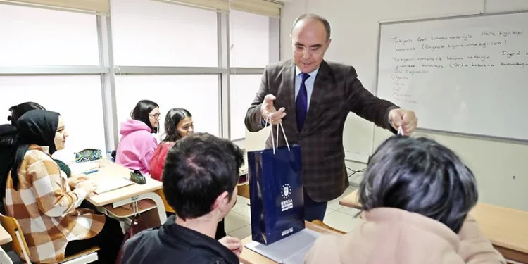 YKS hazırlık öğrencilerine kitap sürprizi