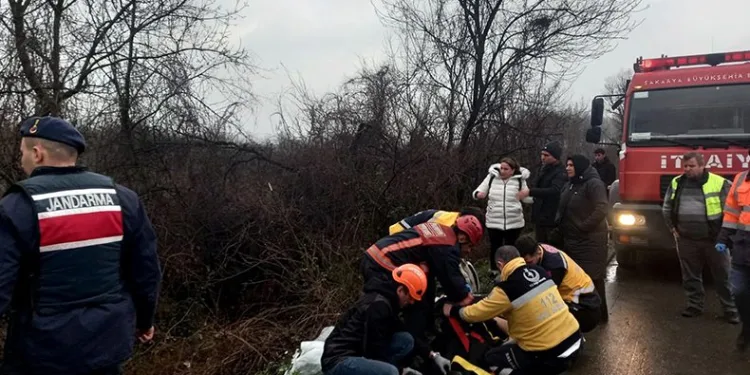 Otoyolda otomobil şarampole yuvarlandı