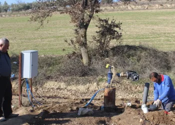 Manisalı çiftçi su ararken petrol buldu