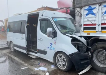 Okul servisi zincirleme kazaya karıştı: 18’i öğrenci 19 yaralı
