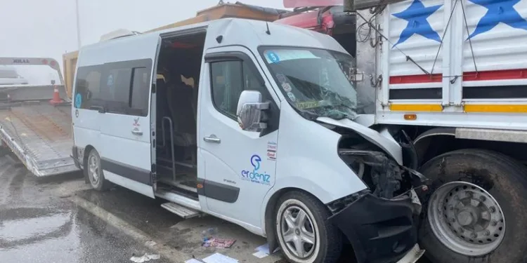 Okul servisi zincirleme kazaya karıştı: 18’i öğrenci 19 yaralı