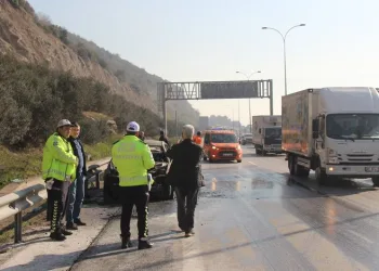 Kocaeli’de otomobil Tır’a çarptı: 4 yaralı