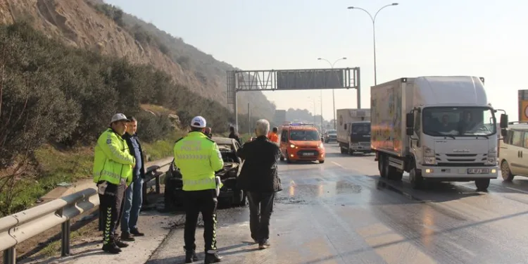 Kocaeli’de otomobil Tır’a çarptı: 4 yaralı