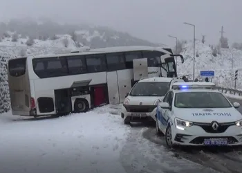 Tunceli’de kayganlaşan yolda kaza