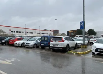 Açık otopark alanında mazgallar çalındı