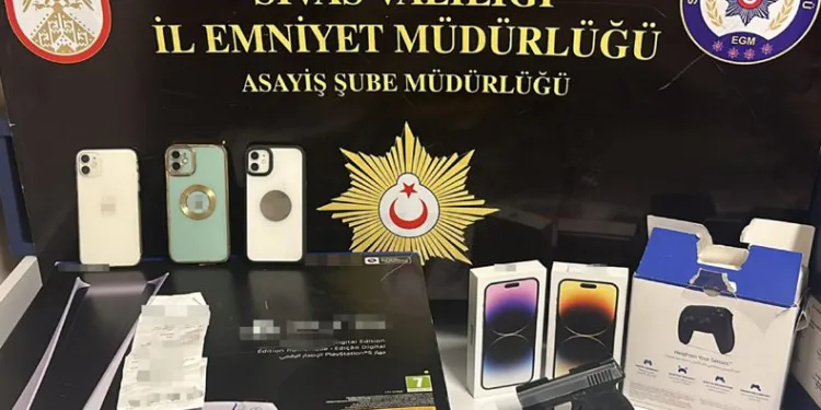 Binlerce liralık cep telefonunu çaldı