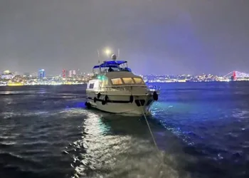 Sarayburnu açıklarında sürüklenen tekne kurtarıldı