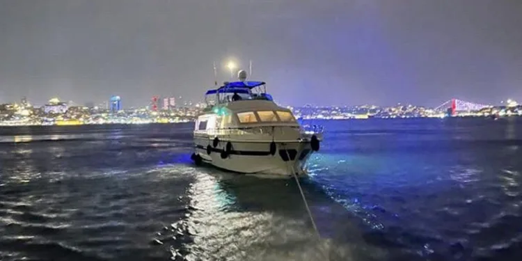Sarayburnu açıklarında sürüklenen tekne kurtarıldı