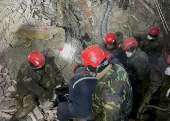 51 kişiyi enkazdan sağ çıkardılar