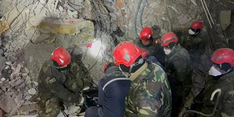 51 kişiyi enkazdan sağ çıkardılar