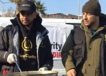 Maher Zain depremzedelere yemek dağıttı