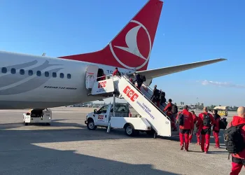İspanyol kurtarma ekibi güllerle uğurlandı