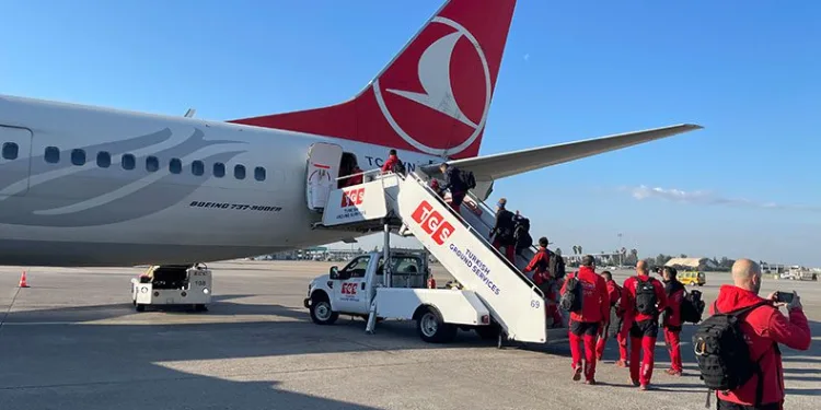İspanyol kurtarma ekibi güllerle uğurlandı