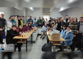 Liseli öğrenciler depremzedelere ışık tuttu