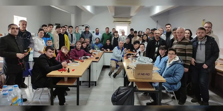 Liseli öğrenciler depremzedelere ışık tuttu