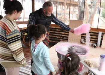 Depremzede çocuklara moral oldular