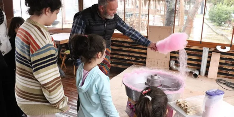 Depremzede çocuklara moral oldular