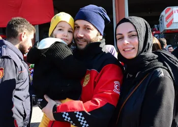 Depremzede kahraman ekibin parçası oldu