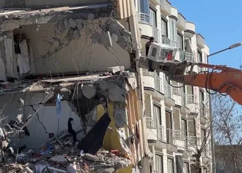 Eşyasını kurtarmak için canını hiçe saydı