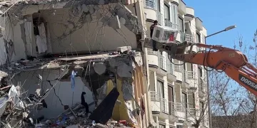 Eşyasını kurtarmak için canını hiçe saydı