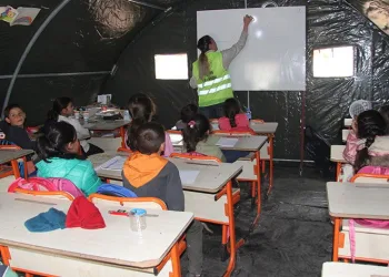 Deprem bölgesinde eğitim çadırda başladı