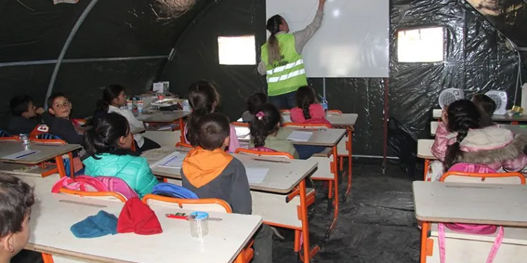 Deprem bölgesinde eğitim çadırda başladı