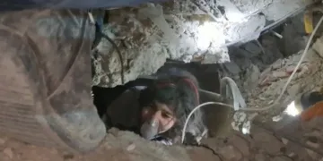 Depremden 40 saat sonra kurtarıldı tüm ailesini kaybetti