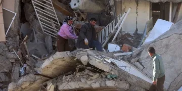 Enkazın içinde oğlunun okul kitabını aradı
