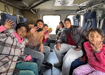 Depremzede çocukların helikopter sevinci