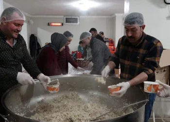 Kazanlar gönüllüler tarafından hazırlanıyor