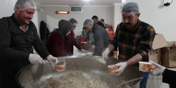 Kazanlar gönüllüler tarafından hazırlanıyor