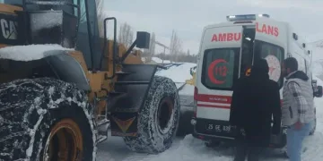 Erzurum’da ambulans için yollar açıldı