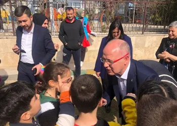 AK Parti heyetinden depremzedelere ziyaret