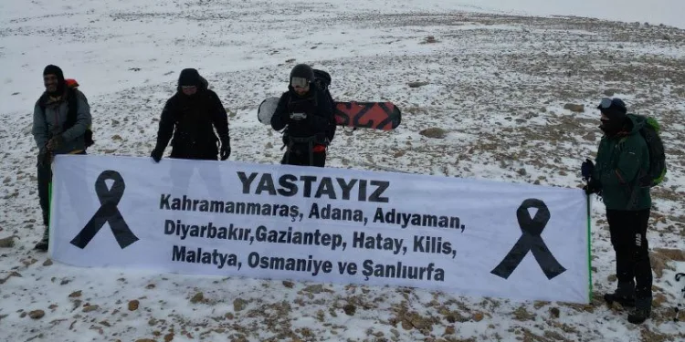 Depremde hayatını kaybedenler anısına tırmanış
