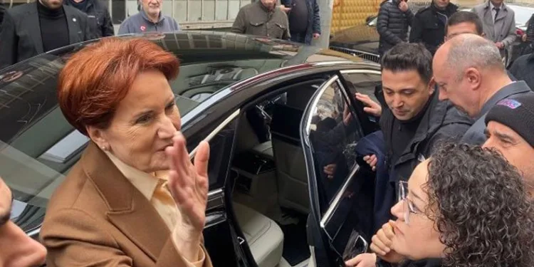 Meral Akşener, Sinan Ateş’in ailesini ziyaret etti