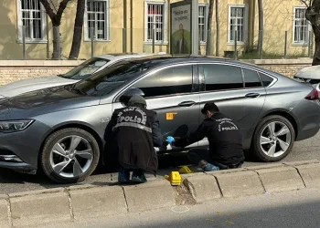 Üsküdar’da güpegündüz araç kurşunladılar