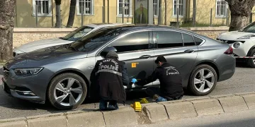 Üsküdar’da güpegündüz araç kurşunladılar