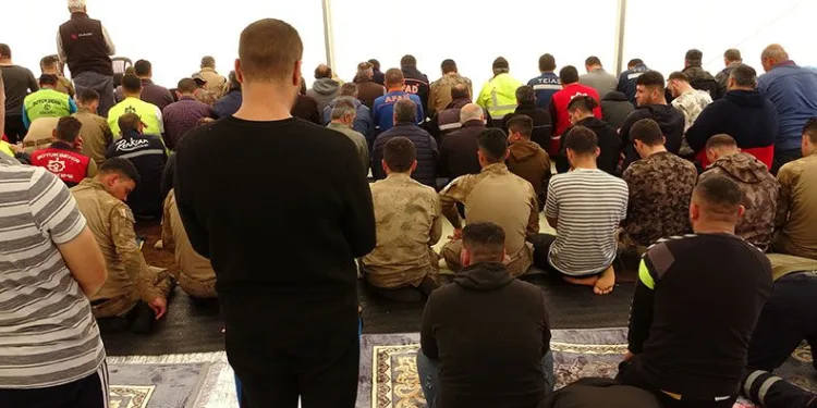 Çadırkentlerde cuma namazı kılındı
