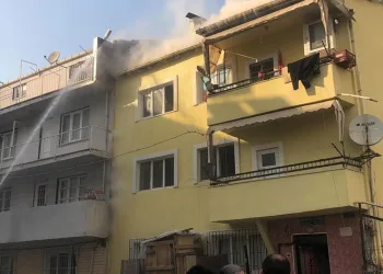 Bursa’da 3 katlı binada yangın paniği
