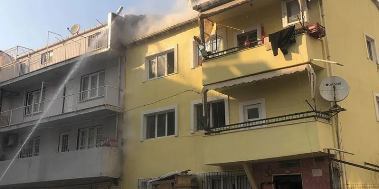 Bursa’da 3 katlı binada yangın paniği